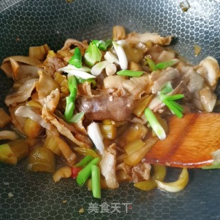 酸芋荷爆炒猪肚的做法步骤：10