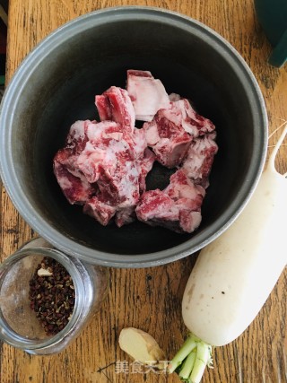 羊肉炖萝卜的做法步骤：1