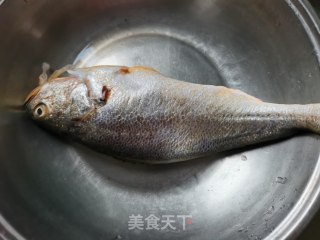 红烧黄鱼的做法步骤：1