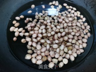 麻辣花生的做法步骤：1