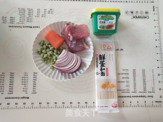 炸酱面的做法步骤：1