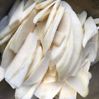 宣威火腿炒茭白的做法步骤：5