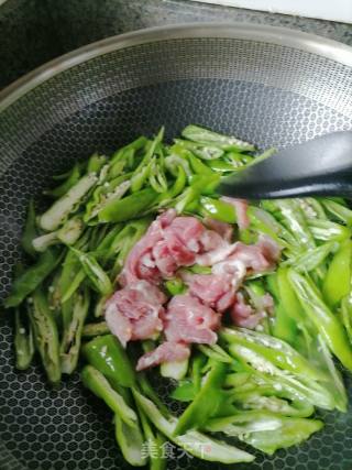辣椒炒肉的做法步骤：2