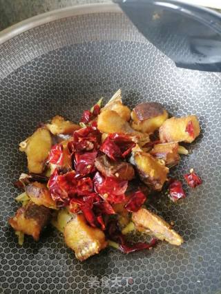 青蒜苗烧鱼块的做法步骤：7