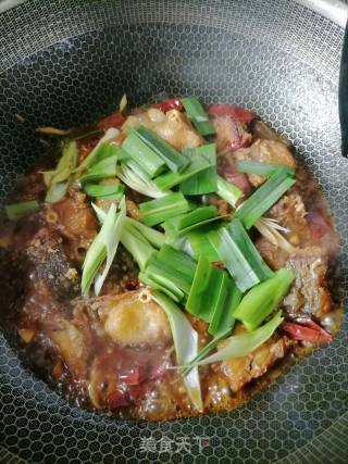 青蒜苗烧鱼块的做法步骤：10