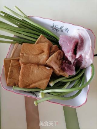 蒜苔炒香干的做法步骤：1