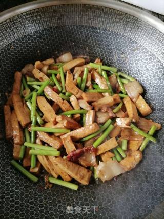 蒜苔炒香干的做法步骤：7