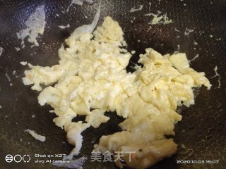 木耳洋葱炒鸡蛋的做法步骤：2