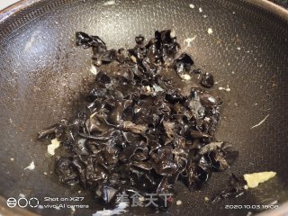 木耳洋葱炒鸡蛋的做法步骤：3