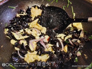 木耳洋葱炒鸡蛋的做法步骤：4