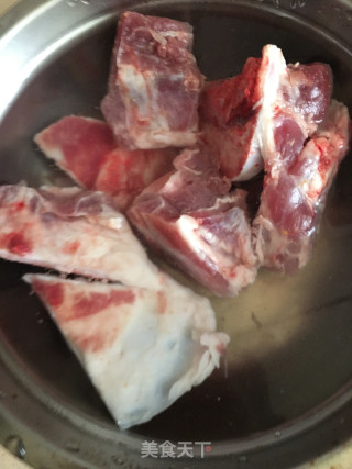 莲藕胡萝卜绿豆炖扇骨的做法步骤：2