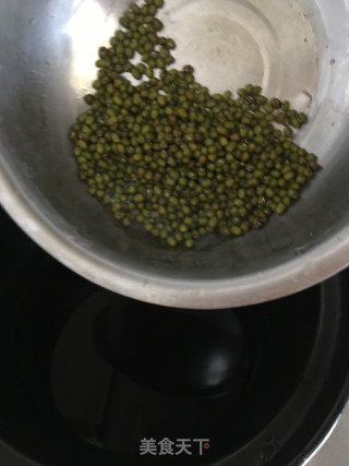 莲藕胡萝卜绿豆炖扇骨的做法步骤：3