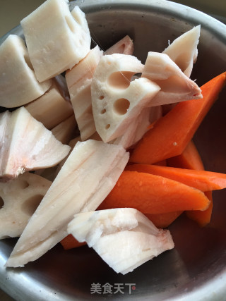 莲藕胡萝卜绿豆炖扇骨的做法步骤：4