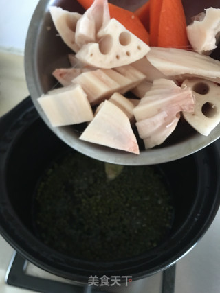 莲藕胡萝卜绿豆炖扇骨的做法步骤：5