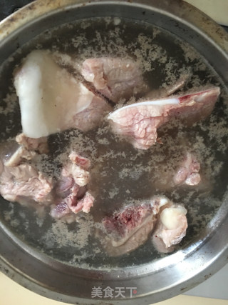 莲藕胡萝卜绿豆炖扇骨的做法步骤：6
