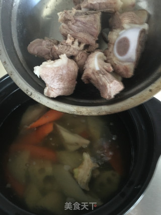 莲藕胡萝卜绿豆炖扇骨的做法步骤：7