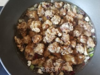 虫草花烩炸鸡块的做法步骤：5