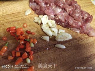 莲藕丁炒肉的做法步骤：1