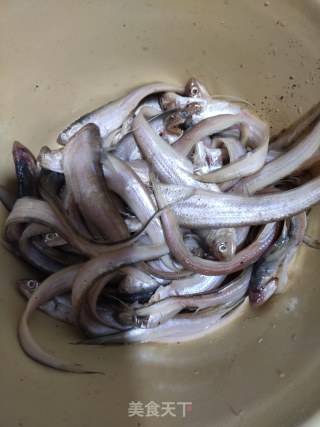 酥脆黄河刀鱼的做法步骤：1
