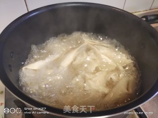 豆腐皮炒肉的做法步骤：2