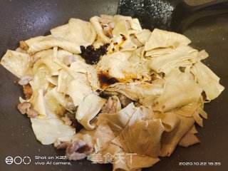 豆腐皮炒肉的做法步骤：4