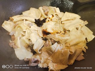 豆腐皮炒肉的做法步骤：5