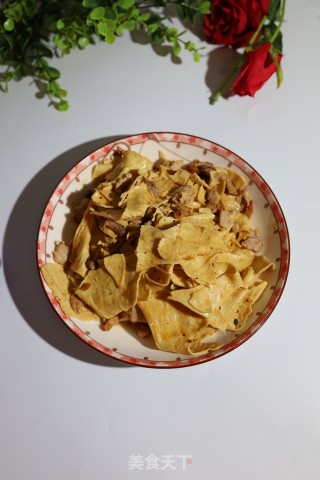 豆腐皮炒肉的做法步骤：7