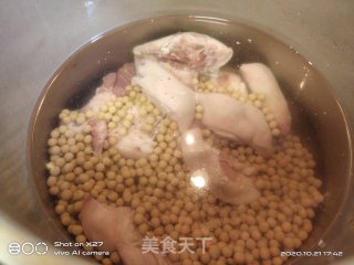 黄豆炖猪脚的做法步骤：1