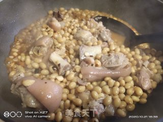 黄豆炖猪脚的做法步骤：2