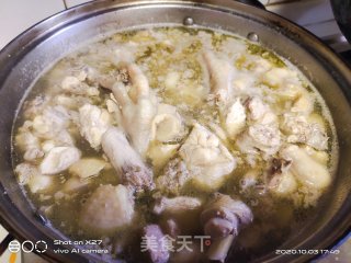 啤酒焖鸡肉的做法步骤：2