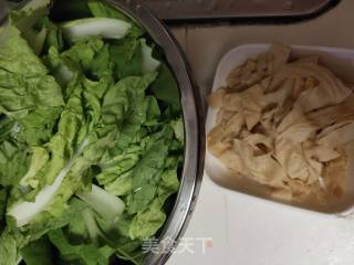 腐竹皮炒青菜的做法步骤：1