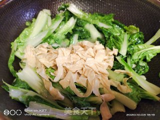 腐竹皮炒青菜的做法步骤：2