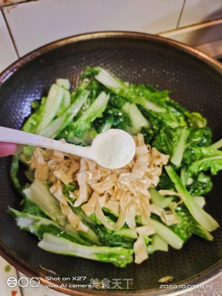 腐竹皮炒青菜的做法步骤：3