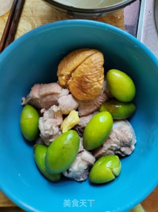 排骨橄榄无花果汤的做法步骤：3