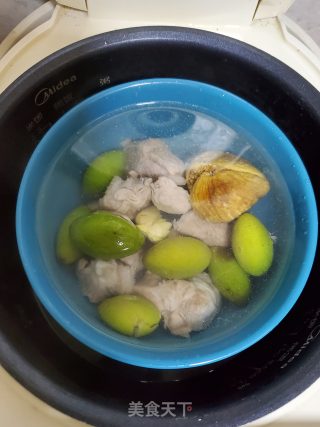 排骨橄榄无花果汤的做法步骤：4