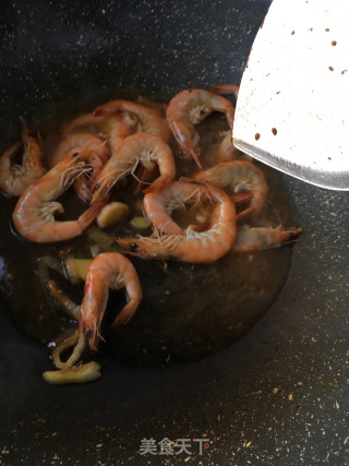 “白菜”白菜豆腐粉丝虾煲的做法步骤：2