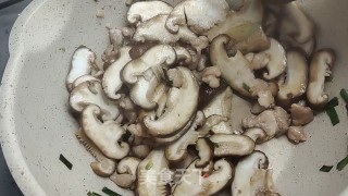 香菇鸡肉粥的做法步骤：5