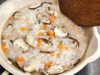 香菇鸡肉粥的做法步骤：7