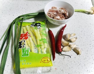 肥牛炒笋的做法步骤：1