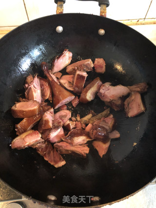 青椒爆炒卤鸭的做法步骤：3