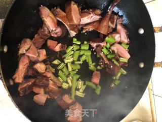 青椒爆炒卤鸭的做法步骤：4