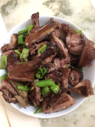 青椒爆炒卤鸭的做法步骤：5