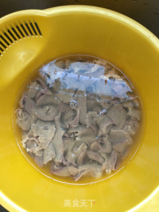 “白菜”白菜炒猪肝的做法步骤：2