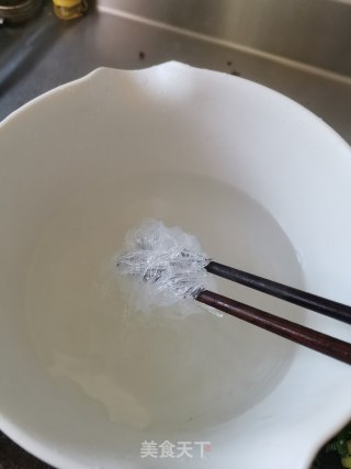 卷心菜炖粉丝的做法步骤：1