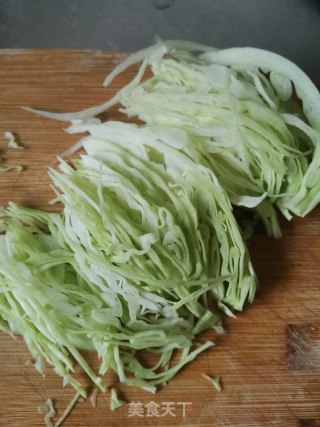 卷心菜炖粉丝的做法步骤：2