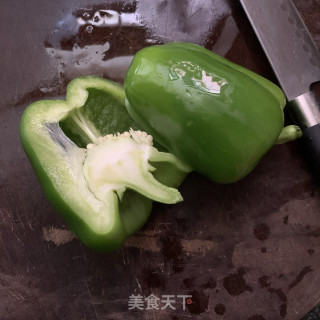 圆椒炒鲜鱿的做法步骤：1