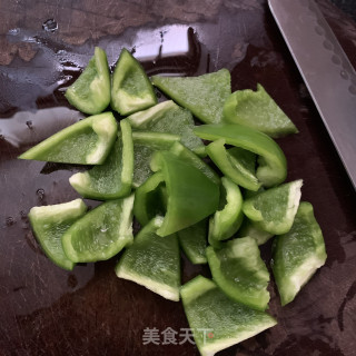 圆椒炒鲜鱿的做法步骤：2
