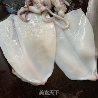 圆椒炒鲜鱿的做法步骤：3