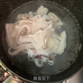 圆椒炒鲜鱿的做法步骤：4