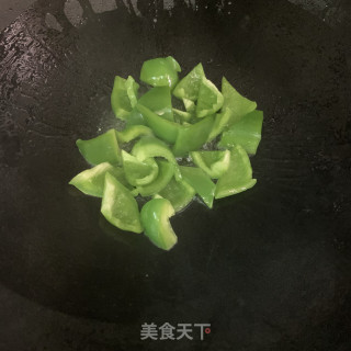 圆椒炒鲜鱿的做法步骤：5